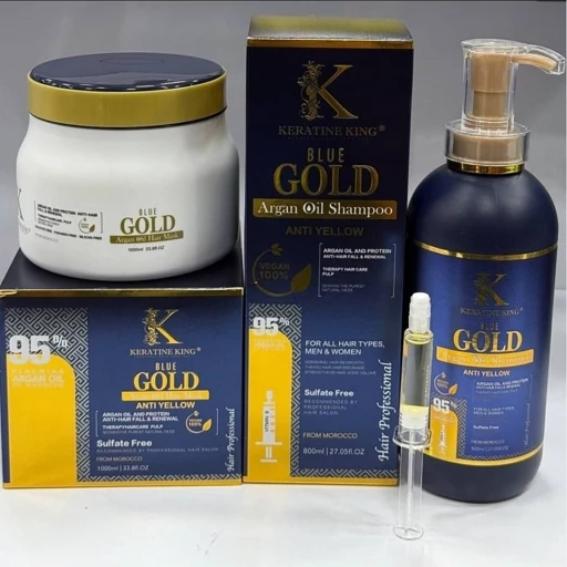 یکی از مهمترین ترکیبات شامپو کراتین کویین روغن آرگان و روغن جوجوبا است.  که سرشار از ویتامین ها و اسیدهای چرب ضروری مو هستن.  این ترکیبلات باعث کنترل و درمان ریزش مو و همچنین تقویت و رشد مجدد مو ها میشه.  شامپو کراتین کویین پروتین گلد، دارای ویتامین های B3 ، B5 و B6 هم هست.  که به درمان موهای آسیب دیده و احیا مو ها حسابی کمک میکنه.  شامپو کراتین کویین پروتین گلد فاقد سولفات، پارابن، سیلیکون، سدیم و مواد مضر شیمیایی است  قابل ذکره که شامپو کراتین کویین پروتین گلد باعث تثبیت رنگ و دکلره و  هر نوع تراپی (کراتین، بوتاکس، پروتیین، ویتامین) میشه.